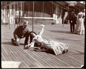 Een actrice in kostuum die repeteert op het dak van waarschijnlijk het New York Theatre, New York, 1900